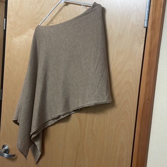 Lux Collexion luxury connected shall. Contains 30% cashmere. Very soft and warm. - Picture 9 of 11